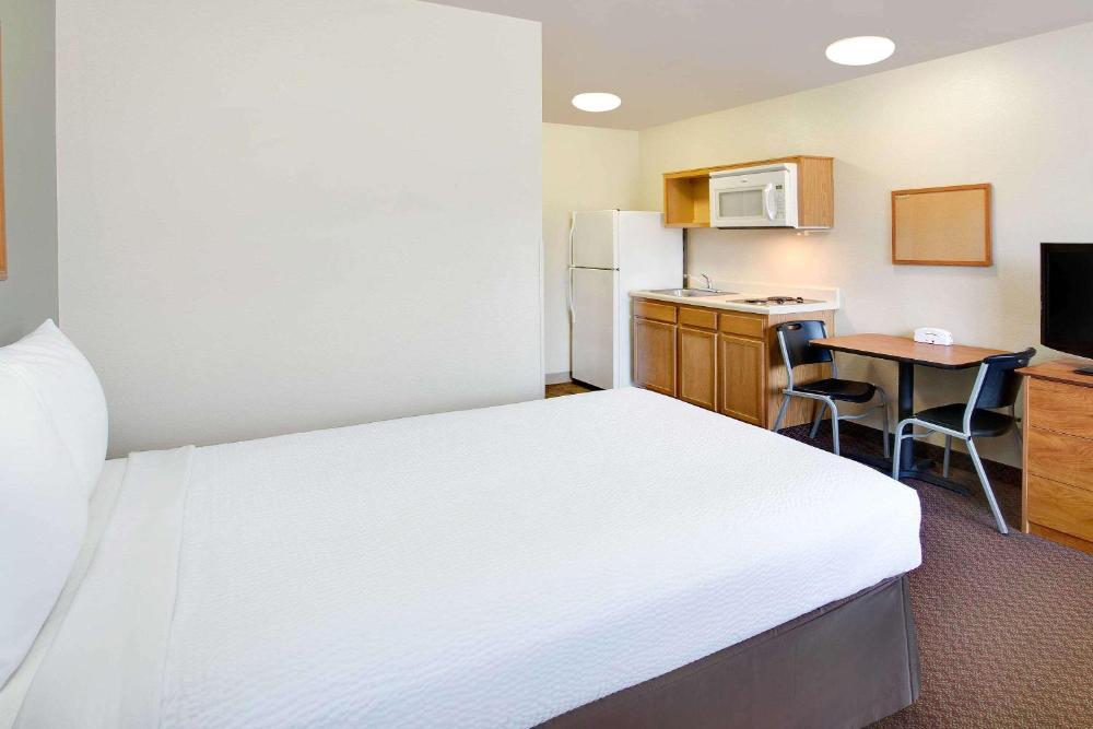 Queen Suite - Non-Smoking interior